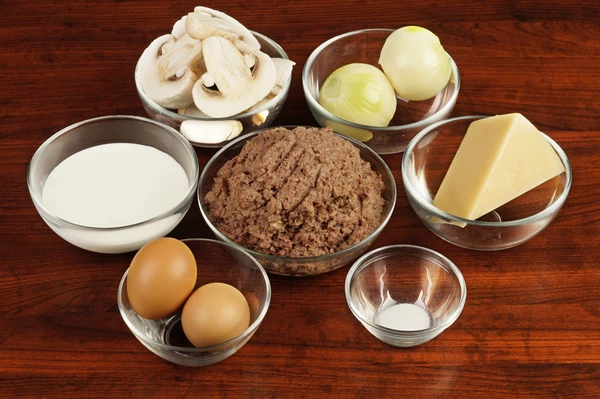 Для начинки: отварить оленину в мультиварке, прокрутить через мясорубку или перетереть в блендере. Посолить, поперчить по вкусу.