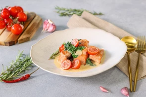 Нерка в сливочно-шпинатном соусе