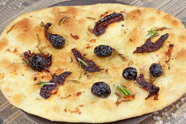 Поставить в разогретую до 230С духовку примерно на 7-10 минут, до румяной корочки.
