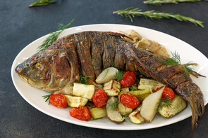 Карп, запечённый на подушке из овощей