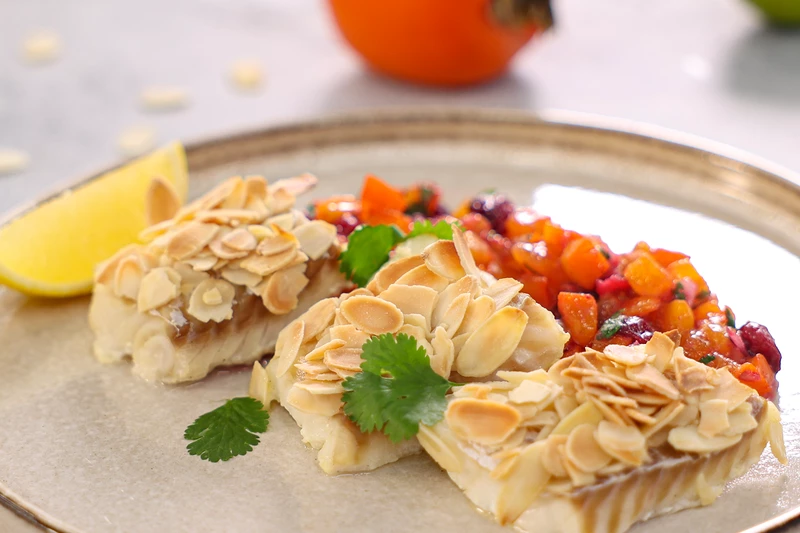 Треска в миндальной панировке с сальсой из хурмы и клюквы