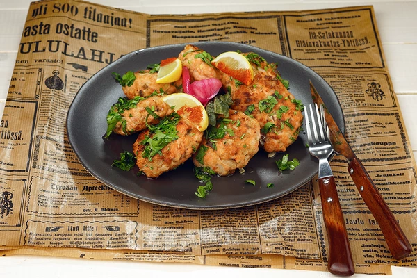 В конце добавить нарезанную зелень. Снять с огня и дать дойти котлетам в теплом месте ~5-7 минут. Украсить дольками лимона.