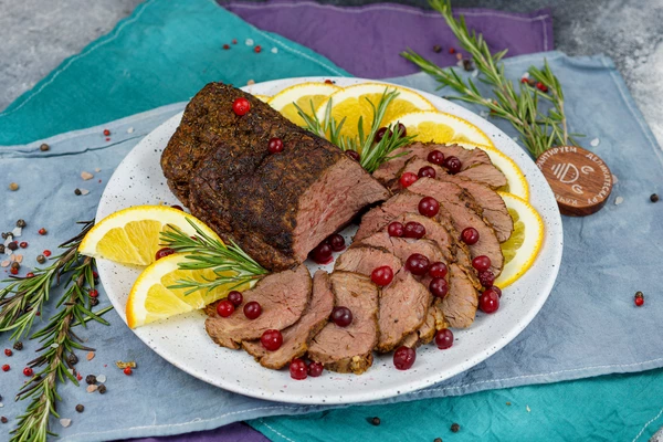 При подаче нарезать тонкими пластиками, украсить ягодами, дольками апельсина.