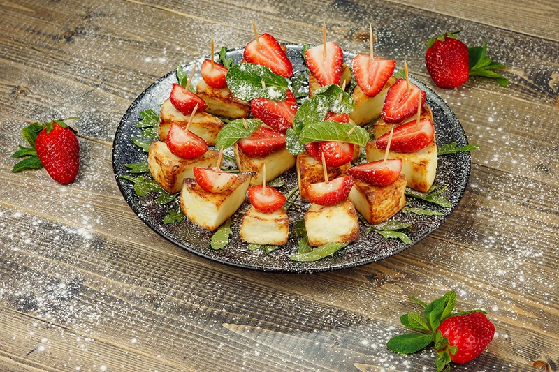 Жареный сыр с клубникой