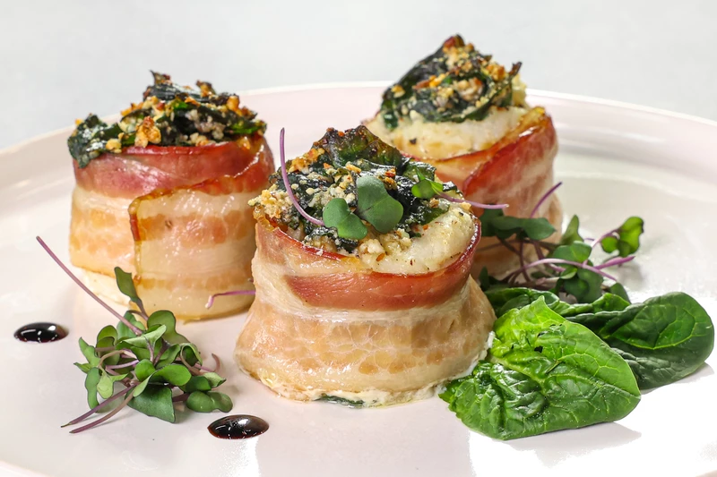 Сочные рулетики из минтая в беконе