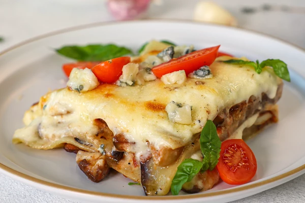 Оформить томатами черри, базиликом и кусочками горгонзолы. Приятного аппетита!
 