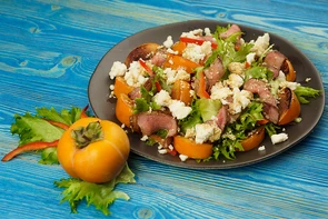 Вкусный салат с хурмой