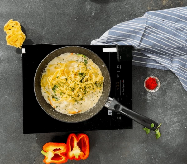 Затем добавить крабовое мясо и пасту, тщательно перемешать.  Посолить и поперчить.