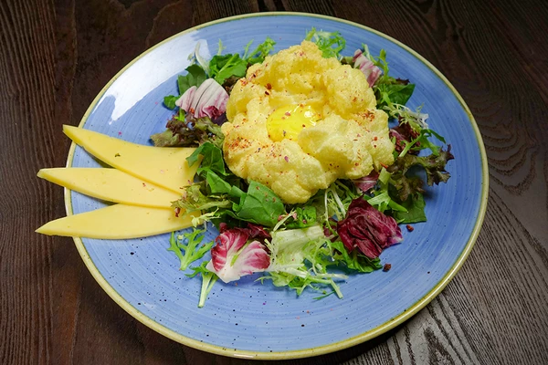 Готовые «облака» украсить смесью салатов.