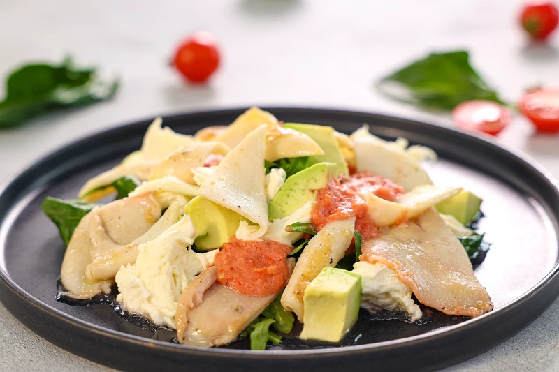 Салат из кальмара с соусом из клубничного пюре и томатов черри 