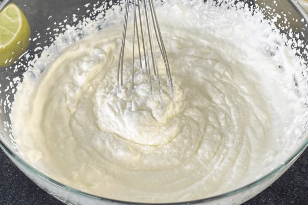 Сливки должны быть охлажденными. 
Сливки перелить в емкость, взбить до мягких пиков. 
