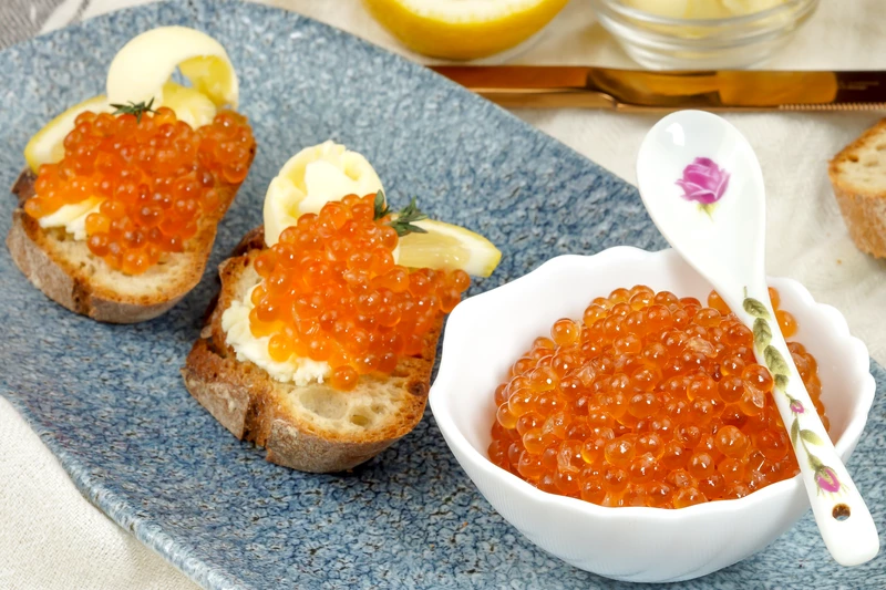 Солим красную икру