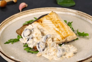 Стейк из осетра с грибным соусом