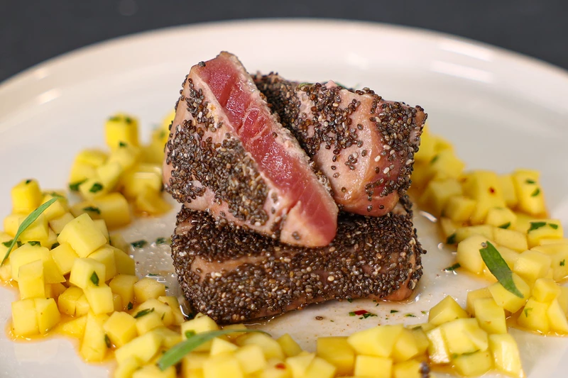 Стейки тунца в семенах чиа с тартаром из манго