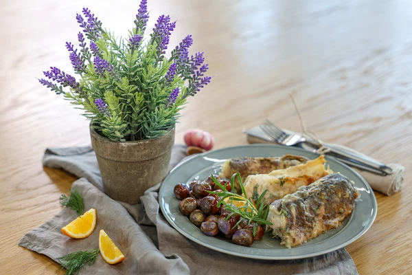 При подаче украсить дольками лимона и зеленью.