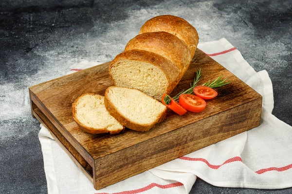  Выпечь в разогретой до 170С духовке 40-45 минут. Если верх будет сильно подрумяниваться, то накрыть пергаментом или фольгой. Готовый хлеб переложить на решетку и охладить до комнатной температуры.