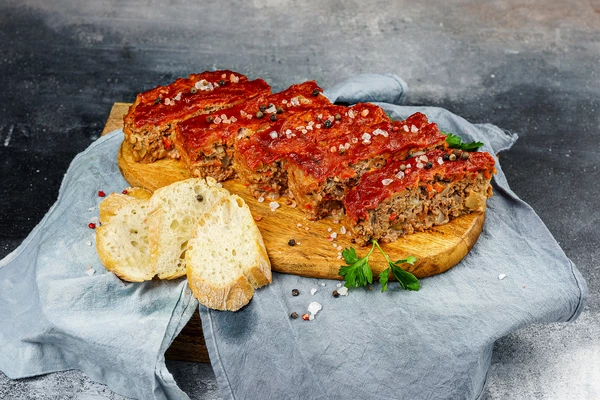 Готовый «хлеб» хорошо охладить, можно на несколько часов поставить в холодильник, затем нарезать на порции.