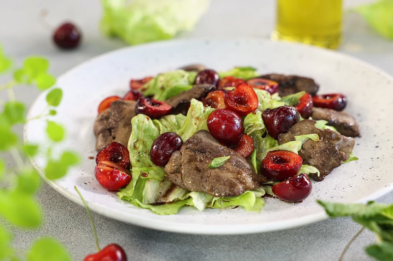 Куриная печень со свежей черешней