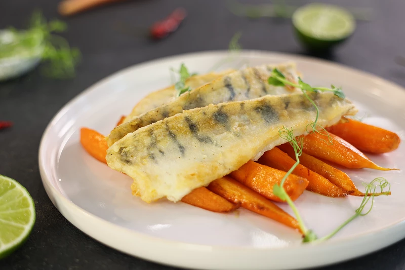 Филе судака с глазированной морковью