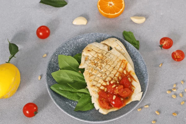 Посыпать кедровыми орешками, предварительно подсушенными на сухой сковороде.
