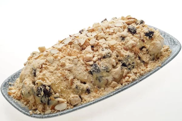   Огурцы и авокадо нарезать тонкой соломкой выложить в салатник одним слоем. Затем сверху распределить слой сливочного сыра.