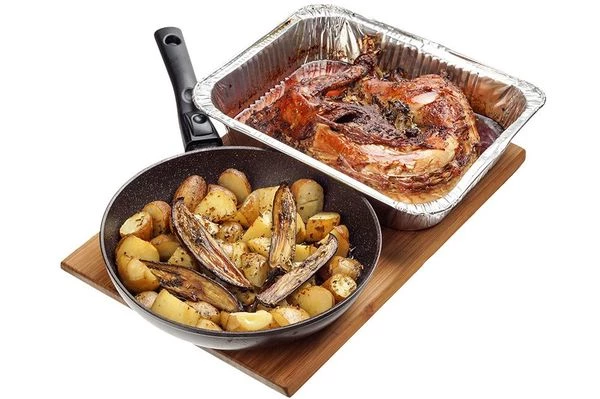 Смешать в миске муку, отруби и сухие дрожжи. По вкусу добавить соль. Можно не солить, т.к порошок ламинарии сам по себе немного соленый.