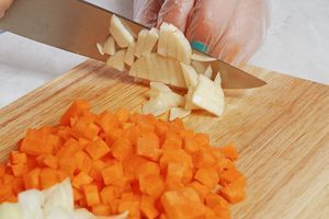 Нарежьте лук и морковь кубиком 1х1см, чеснок мелко порубите.