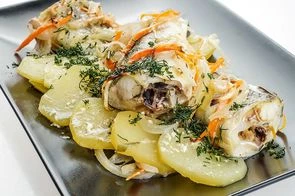 Навага запеченная с овощами