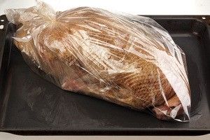 Положите гуся в рукав для запекания. Поставьте в разогретую до 180С на 3,5 часа. Во время приготовления периодически переворачивайте пакет с гусем, чтобы вытопившийся жир пропитывал мясо. 
