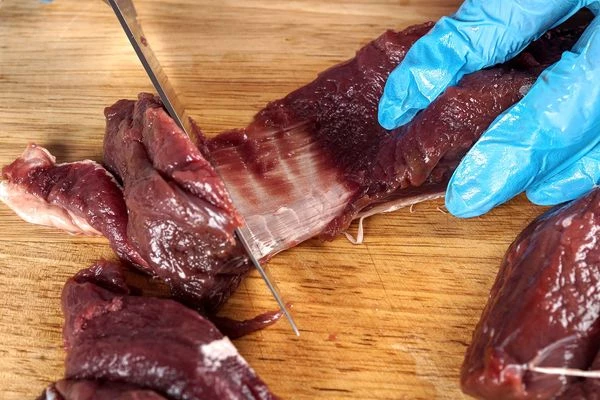 Оленину, при необходимости, зачистить от мышц и пленок.