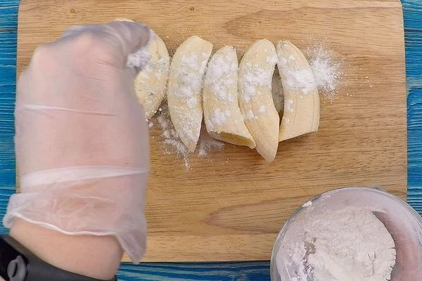 Обвалять в рисовой муке. 