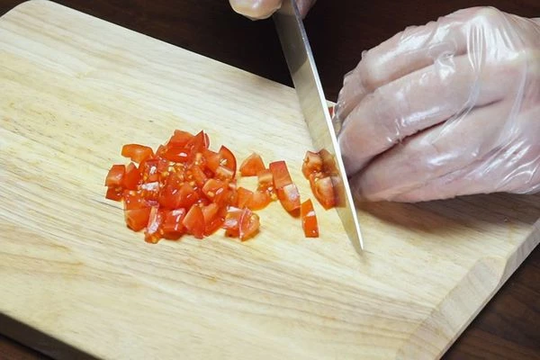 Помидоры разрезать на половинки, удалить сердцевину, нарезать на кубики 0,5*0,5 см.