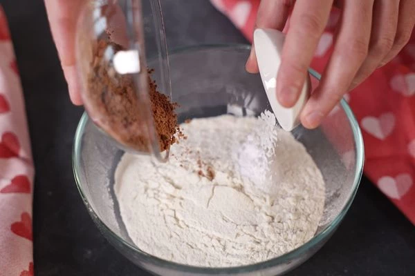 Разрыхлитель перемешать с мукой и какао. 