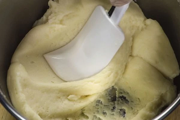 Затем еще раз поставить на средний огонь, чтобы «заварить» тесто, прогреть, непрерывно помешивая (должна получится консистенция густого картофельного пюре). Снять с огня, охладить до комнатной температуры.