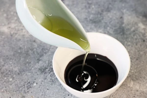 Приготовить заправку. Для этого гранатовый соус соединить с оливковым маслом, перемешать до однородной консистенции.