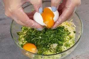 К овощам добавить нарезанную зелень и яйца.