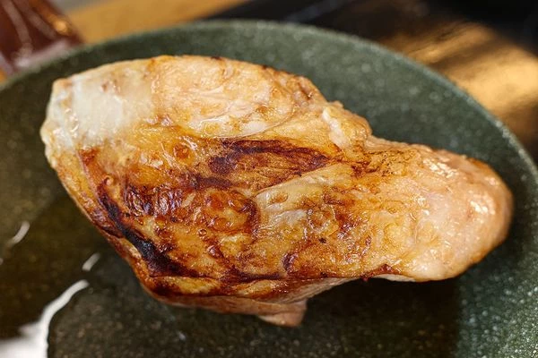 Окорок разморозить на нижней полке холодильника, вымыть. Обжарить на подсолнечном масле.