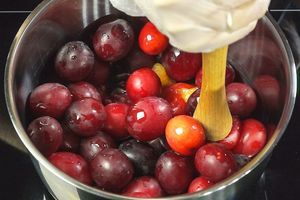 В глубокую кастрюлю уложить промытую алычу, сверху ягоду немного раздавить, чтобы дала сок. 