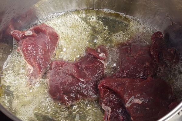 Мясо обжарить в сотейнике на хорошо разогретом растительном масле.