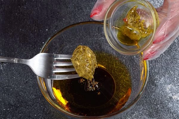 Приготовить заправку для салата: смешать соевый соус, оливковое масло,  соус песто.