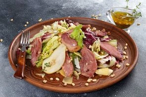 Легкий салат с копченой утиной грудкой