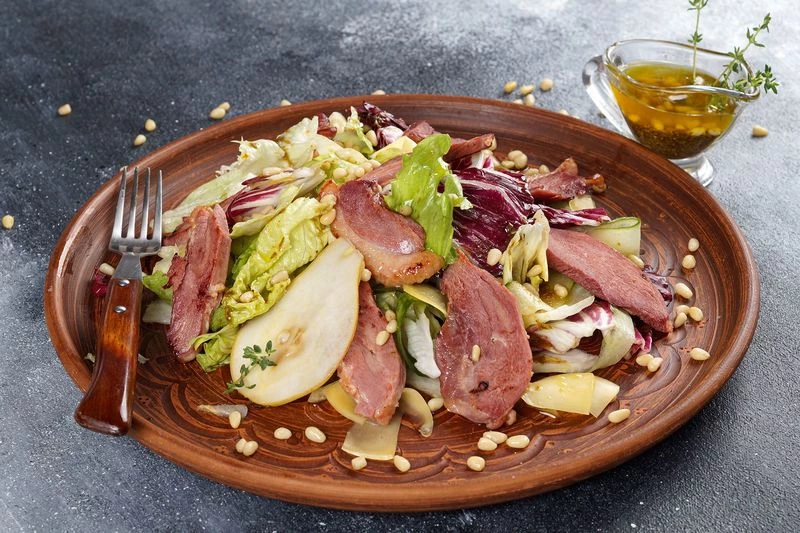 Легкий салат с копченой утиной грудкой