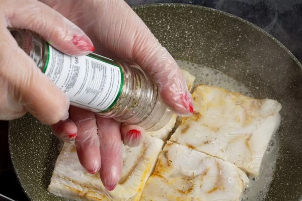 На разогретой с растительным маслом сковороде обжарить (не размораживая) кубики прессованного филе. По 3-4 минуты с каждой стороны, посолить по вкусу.