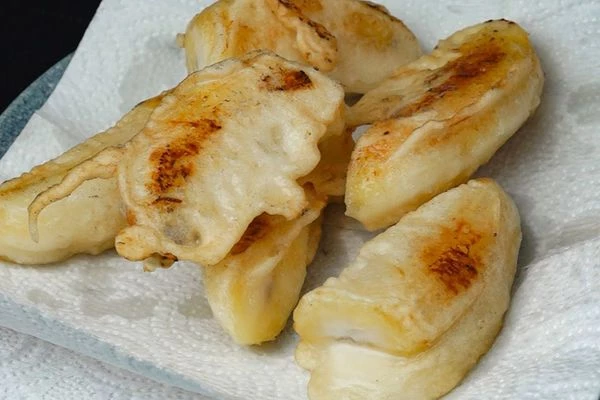 Готовые бананы переложить на бумажное полотенце, чтобы удалить излишки масла. 