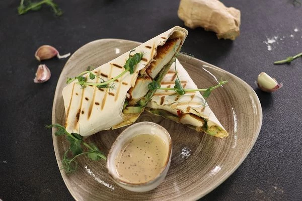 Подавать с кинзой и ореховым соусом. Приятного аппетита!