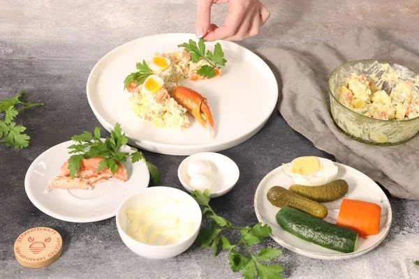 Оформите мясом краба, перепелиными яйцами и петрушкой. Приятного аппетита!