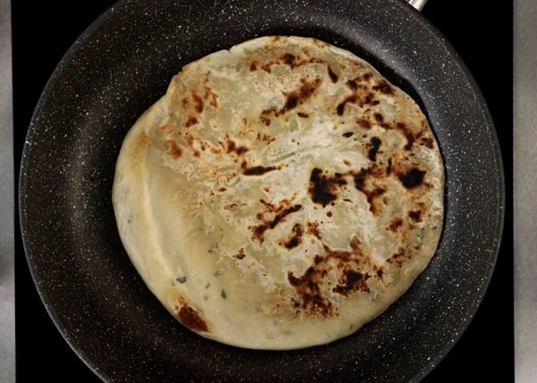 Лепешку обжарить на сухой сковороде с двух сторон.
