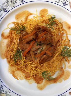 Жареная китайская лапша со свининой и овощами