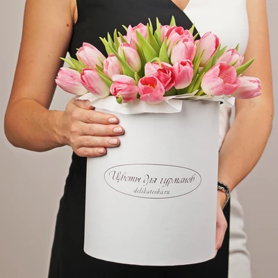 Букет розовых тюльпанов в шляпной коробке L ~25 шт-0}