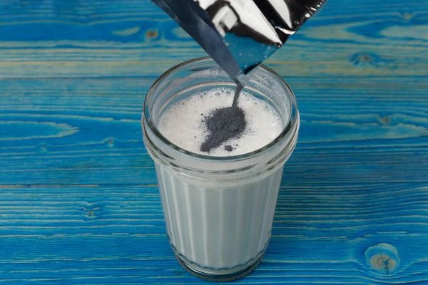 К получившемуся молоку добавить порошок тайского синего чая.